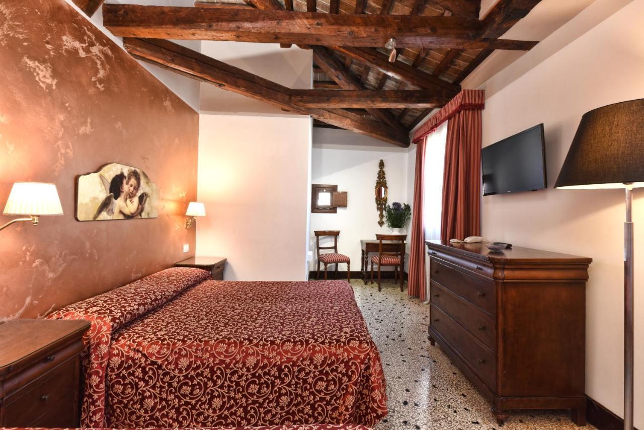 洛坎达卡萨马提尼3*Venezia